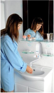 Mujer lavarse las manos con calentador de agua Dafi