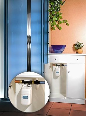 Chauffe-eau Dafi 7,3 kW installé dans une armoire à la douche